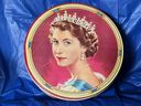 Die Keksdose, mit der Joy Suluks Sammlung von Erinnerungsstücken an Queen Elizabeth II in den frühen 1980er Jahren begann. 