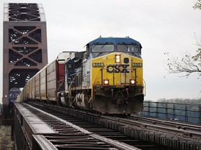 US-Eisenbahnen und Gewerkschaften, die mehr als 100.000 Arbeitnehmer vertreten, haben eine vorläufige Einigung erzielt, sagte die Regierung.