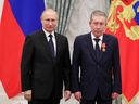 Russlands Präsident Wladimir Putin (links) und Ravil Maganov (rechts), Vorstandsvorsitzender des Ölkonzerns Lukoil, posieren für ein Foto während einer Preisverleihung im Kreml in Moskau am 21. November 2019.