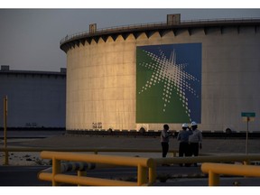 Crude oil storage tanks stand in the Juaymah tank farm at Saudi Aramco's Ras Tanura oil refinery and terminal at Ras Tanura, Saudi Arabia. Photographer: Simon Dawson/Bloomberg