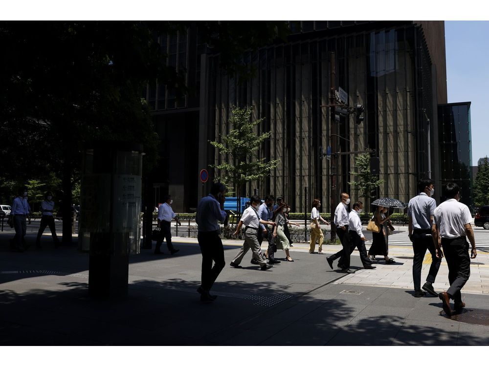 日本の銀行は、ハイブリッド ワークを採用することでウォール街との決別を図っています