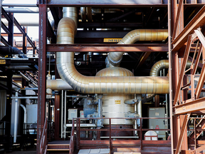 Rohre verlaufen durch Shells Anlage Quest Carbon Capture and Storage (CCS) in Fort Saskatchewan, Alta.