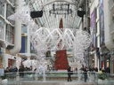 Os compradores chegaram ao Eaton Centre em Toronto antes do Natal.  Para evitar rasgar seu orçamento durante as férias, comece a guardar algum dinheiro agora para não se arrepender dessa generosidade sazonal em janeiro, recomenda a conselheira de crédito Sandra Fry.