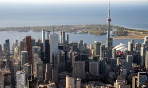 Die Eigentumswohnungspreise in Toronto waren in den letzten zwei Jahren volatil und bewegten sich von 630.047 $ im Januar 2020 zu einem Höchststand von 808.566 $ im März 2022, bevor sie sich in den neuesten September-Daten auf 730.818 $ beruhigten, so das Toronto Regional Real Estate Board.