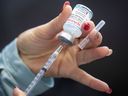 Todas as vacinas COVID-19, incluindo as mais recentes vacinas projetadas para proteger contra novas variantes Omicron, devem passar por testes rigorosos para provar que são seguras para humanos antes de receber a luz verde de reguladores como a Health Canada.