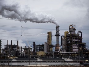 Stoom stijgt op uit de Syncrude Canada Ltd. vestiging in Alberta.