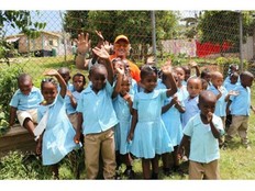 Food for the Poor Canada dankt seinem Partner Helping Hands Jamaica für den Bau von 25 Schulen