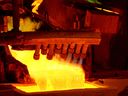 Geschmolzenes Kupfer wird in der Horne-Kupferhütte von Falconbridge in Rouyn-Noranda, Que, auf einem Drehtisch mit 16 Plätzen in Formen gegossen.