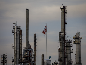 Es gibt reichlich Pipeline-Kapazität für kanadisches Schweröl.  Es stößt auf verschiedene Probleme, über die Beamte wenig Kontrolle haben, weiter unten in der Produktionslinie, einschließlich Wartungs- und Notfall-Raffinerieproblemen in den USA