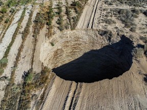 El primer sumidero de 36,5 metros de ancho se produjo cerca de la mina de cobre de Lundin en julio.