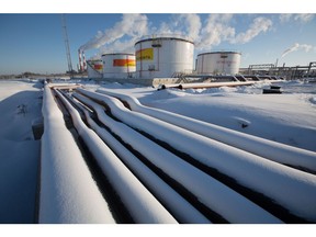 Ketvirtadienį, 2016 m. gruodžio 22 d., Novokubyševske, Samaros regione, Rusijoje, Novokubyševsko naftos saugyklos terminale, kurį eksploatuoja Rosneft PJSC, sniego apsnigti stovi naftotiekiai ir rezervuarai. JAV atsargos prieš OPEC ir kitų gamintojų šalių suderintus gamybos mažinimus.  Fotografas: Andrejus Rudakovas/Bloomberg