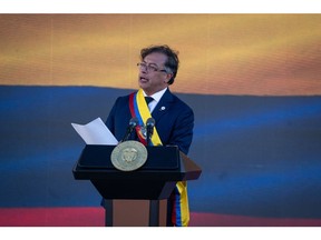 Gustavo Petro, président de la Colombie, prend la parole lors d'une cérémonie d'investiture à la Plaza Bolivar de Bogota, en Colombie, le dimanche 7 août 2022. Le premier président de gauche de la Colombie entame son mandat de quatre ans dimanche, héritant de finances publiques chancelantes qui l'empêcheront de mettre en œuvre les programmes sociaux généreux attendus par ses partisans.