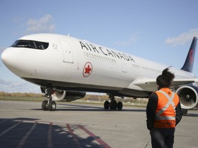 Um avião da Air Canada.  A Air Canada é a única companhia aérea que faz negócios significativos na Ásia.