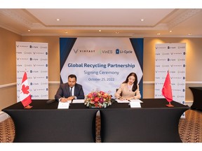 Mr. Ajay Kochhar, co-founder and CEO, Li-Cycle and Ms. Pham Thuy Linh, CEO, VinES, at the signing ceremony between the two companies