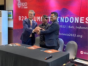 MOU signatories are (from left to right) Bobby Kwon, President of Canadian Commercial Corporation, Dr. Zainal Arfin Palwang, Governor of North Kalimantan Province, and Denon Prawiraatmadja, President of Whitesky Aviation.