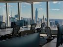 Meja ing ruang kantor Meta anyar ing Gedung Farley ing New York, AS, Rebo 29 September 2021. 