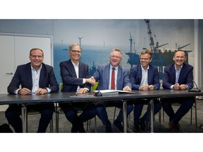 (from left): Pascal Daleiden, Country Managing Director Austria, Germany and Switzerland, Hitachi Energy; Dr. Markus Heimbach, Managing Director High Voltage Products, Hitachi Energy; Sjouke Bootsma TenneT Director Supply Chain Management; Georg Praehauser, TenneT Director Large Projects Germany und Dr. Florian Martin, TenneT Head of Asset Management. (source: TenneT)