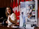 A vice-primeira-ministra e ministra das Finanças, Chrystia Freeland, participa de uma entrevista coletiva sobre a declaração econômica do outono em Ottawa.