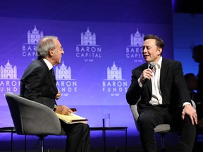 Le président-directeur général de Baron Capital Group, Ron Baron, s'entretient avec le PDG de Tesla, Elon Musk, lors de la 29e conférence annuelle Baron Investment à New York, le vendredi 4 novembre 2022. ( Baron Capital via AP)
