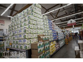 Papier hygiénique en vente dans une épicerie à San Francisco, Californie, États-Unis, le jeudi 11 novembre 2021. Les prix à la consommation aux États-Unis ont augmenté le mois dernier au rythme annuel le plus rapide depuis 1990, cimentant l'inflation élevée comme une caractéristique de la reprise pandémique et érodant le pouvoir d'achat même si les salaires augmentent.