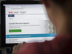 Una persona mira la página de inicio de la Agencia Tributaria de Canadá en Montreal.