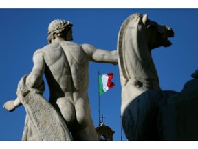 La bandiera nazionale italiana, al centro, sventola sul Palazzo del Quirinale, il palazzo presidenziale, a Roma, sabato 29 gennaio 2022. Il voto in stile papale italiano per un nuovo presidente ogni sette anni è il culmine degli intrighi politici di Roma e giochi di potere  Fotografa: Alicia Perdomeneco/Bloomberg