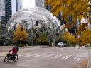 Un livreur passe devant les Amazon Spheres, qui font partie du campus du siège d'Amazon, dans le quartier de South Lake Union à Seattle, Washington.