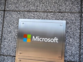 Un panneau à l'extérieur d'un bâtiment avec des bureaux appartenant à Microsoft est vu à Chevy Chase, Maryland, le 18 janvier 2023.