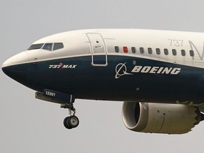 FILE - Un jet Boeing 737 Max se prépare à atterrir à Boeing Field après un vol d'essai à Seattle, le 30 septembre 2020. Des représentants de Boeing et des parents de certains des passagers tués dans deux crashs de Boeing 737 Max se retrouveront face à face dans un tribunal du Texas jeudi 26 janvier 2023, où le géant de l'aérospatiale sera mis en examen pour une accusation criminelle qu'il pensait avoir réglée il y a deux ans.