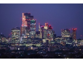 Gratte-ciel et bâtiments sur la ligne d'horizon de la City de Londres au crépuscule.
