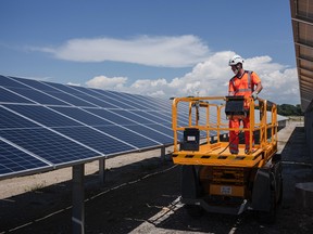 Un ouvrier du bâtiment inspecte des panneaux solaires à Laudun L'Ardoise, France.