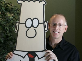 FLE - Scott Adams, créateur de la bande dessinée Dilbert, pose pour un portrait avec le personnage de Dilbert dans son studio à Dublin, Californie, le 26 octobre 2006. Plusieurs éditeurs de médias de premier plan à travers les États-Unis abandonnent la bande dessinée Dilbert après Adams , son créateur, a décrit les Noirs comme des membres de