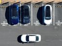 Dans une vue aérienne, les voitures Tesla se rechargent à une borne de recharge Tesla en Californie.