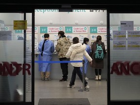 FILE - Des passagers arrivant de Chine se préparent pour leur test de dépistage du coronavirus dans un centre de dépistage du COVID-19 à l'aéroport international d'Incheon, en Corée du Sud, le 10 janvier 2023. La Corée du Sud annonce qu'elle va lever les restrictions d'entrée qu'elle imposait aux voyageurs à court terme en provenance de Chine depuis le début de l'année, les autorités considérant que la situation du COVID-19 dans ce pays se stabilise.