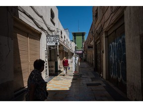 Des piétons passent devant un bureau de change à San Luis Potosi, au Mexique.