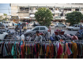 Vendors sell clothing and other goods along Tariq Road in Karachi, Pakistan, on Monday, Oct. 24, 2022. Pakistan is expected to announce its consumer price index on November 1. Source: Bloomberg/Bloomberg