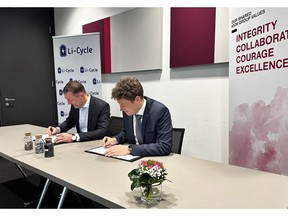Strategic Partnership for sustainable circular economy: Andreas Krinninger, member of the Executive Board of KION GROUP AG, and Elewout Depicker, VP Commercial and Corporate Development EMEA of Li-Cycle Corp. will be working together in future on the recycling of lithium-ion batteries.