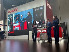 The ceremony took place at Esaote Booth, where it is possible to deepen features and performances of the new system throughout the duration of the Congress.