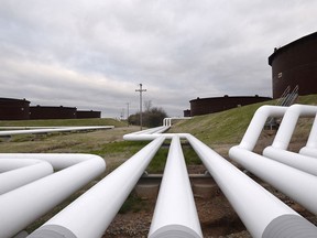 nachrichten Pipelines führen zu den Rohöllagertanks von Enbridge Inc. in ihrem Tanklager in Cushing, Oklahoma.  Das in Calgary ansässige Unternehmen war auf einer Einkaufstour, um seine Präsenz an der US-Golfküste zu stärken.