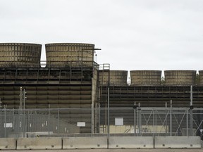 DOSSIER – Les tours de refroidissement libèrent la chaleur générée par les réacteurs à eau bouillante de la centrale nucléaire de Xcel Energy le 2 octobre 2019 à Monticello, dans le Minnesota. Les régulateurs du Minnesota ont déclaré le jeudi 16 mars 2023 qu'ils surveillaient le nettoyage d'une fuite de 400 000 gallons d'eau radioactive de la centrale nucléaire de Monticello de Xcel Energy fin novembre 2022. La société a déclaré qu'il n'y avait aucun danger pour le public.
