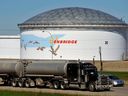 nachrichten Ein Lagertank ragt über einer Autobahn am Terminal von Enbridge Inc. in Edmonton in Alberta auf. 