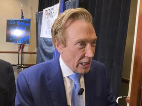 nachrichten DATEI – Der Gouverneurskandidat von Michigan, Perry Johnson, ein Republikaner, spricht am 23. Februar 2022 nach einer Auftaktveranstaltung in einem Hotel in Lansing, Michigan, kurz mit Reportern. Der Geschäftsmann Perry Johnson hat seine langfristige Kandidatur für das Präsidentenamt angekündigt. Johnsons Kampagne besagt, dass er seine Kandidatur am Donnerstag, dem 2. März 2023, einer Gruppe von Unterstützern angekündigt hat, Stunden nachdem er am Eröffnungstag der jährlichen Conservative Political Action Conference in der Nähe von Washington gesprochen hatte.