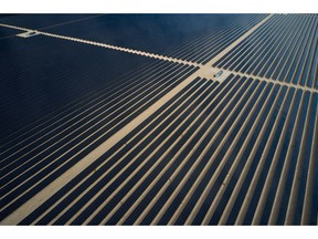 Panneaux photovoltaïques First Solar sur le site de Desert Stateline Solar Facility, une centrale photovoltaïque de 300 MW située dans le désert de Mojave, dans le comté de San Bernardino, en Californie (États-Unis), le dimanche 12 mars 2023. La Californie a pour objectif de mettre fin aux émissions de gaz à effet de serre de son réseau électrique d'ici à 2045.