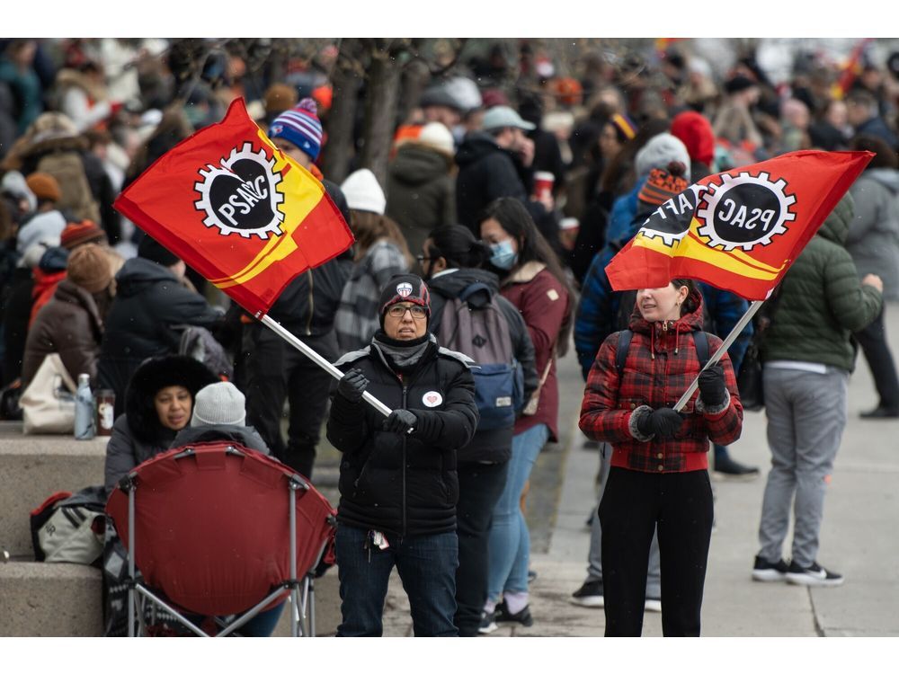 Members of the Public Service Alliance of Canada strike in Ottawa on Wednesday morning after wage talks with Prime Minister Justin Trudeau's government failed. Photographer: James Park/Bloomberg