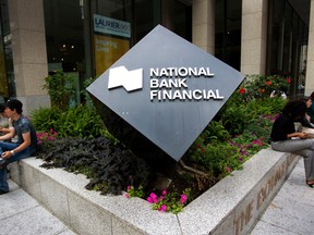 Un letrero de National Bank Financial, una subsidiaria del National Bank of Canada, se exhibe fuera de la sede de la compañía cerca de Bay Street en Toronto.