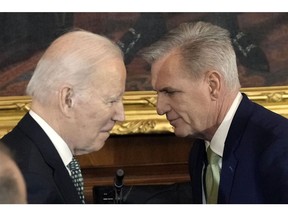 El presidente de los Estados Unidos, Joe Biden, y el presidente de la Cámara, Kevin McCarthy.
