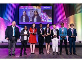 Edmonton, Alberta – Best project award winners and platinum award winners during the awards ceremony on Thursday May 18, 2023, at the Edmonton Convention Centre. From left to right: Jamie Parsons board chair of Youth Science Canada, Arushi Nath, Elizabeth Chen, Moulik Budhiraja, Katelyn Wu, Yurui Qin, Noah Bryan and Andrei Marti. Photo credit: Youth Science Canada.