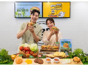 At No Brand Burger Seoul City Hall store located at Mugyo-dong, Jung-gu, Seoul, models are introducing 'Better Burger' made with 100% plant-based ingredients. The 'Better Burger' is a burger whose four main ingredients – bun, patty, cheese, and sauce - are all made with 100% plant-based ingredients developed by SHINSEGAE FOOD. No Brand Burger's 'Better Burger' is the world's first burger to contain plant-based cheese among those from global burger franchises. In addition, 'Better Burger' has enriched its meat flavor with the patty made with 'Better meat', a plant-based alternative meat of SHINSEGAE FOOD, as well as Bolognese sauce with plant-based ground meat for consumers who often enjoy meat.