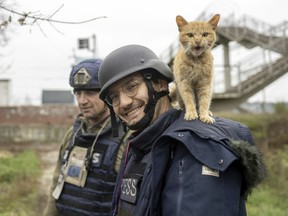 Agence France-Presse journalist Arman Soldin smiles at the photographer as a cat stands on his shoulder in Ukraine, Friday, November 11, 2022. Colleagues of Arman Soldin, AFP journalist killed in Ukraine on Tuesday, May 9, 2023, solemnly gathered at Journalist Arman Soldin. press office in Paris on Wednesday, the day after his death, in memory of the 32-year-old. A widely aired photo of Soldin, clad in protective gear and beaming with a cat on his shoulder, has touched the hearts of the French people.