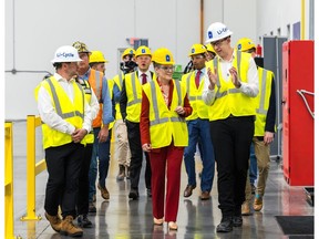 Arizona Governor Katie Hobbs and Li-Cycle Co-Founder and Executive Chair Tim Johnston at the company's Spoke facility in Gilbert, Arizona discussing Li-Cycle's sustainable and safe process to recycle lithium-ion batteries.